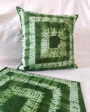 Load image into Gallery viewer, Green frog - Cotton shibori cushion cover (16&quot;/16&quot;)